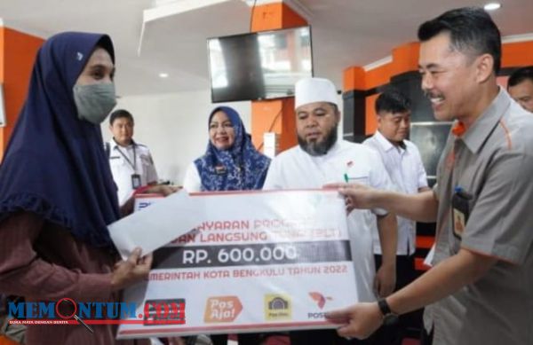 Wali Kota Helmi Lakukan Pemantauan Pencairan BLT di Kantor Pos untuk 600 KPM Kota Bengkulu
