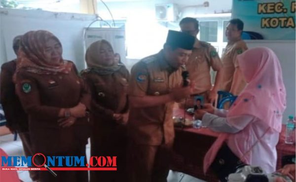 Serahkan Bantuan Seragam Batik untuk Kader KB Kota Bengkulu, Wawali Ingatkan Pencegahan Stunting